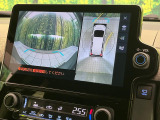 【パノラミックビューモニター】専用のカメラにより、上から見下ろしたような視点で360度クルマの周囲を確認することができます☆死角部分も確認しやすく、狭い場所での切り返しや駐車もスムーズに行えます。