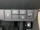 ハンドルの右側にはヘットライトリベライザーとHondaセンシング用のメインスイッチがついています。ヘッドライトリベライザーは道路状況や積荷の加重に応じてライトの高さを調節できます。