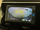 リバースギアに入れるだけで後方の表示へ切り替わります。夜間や雨の日の駐車も楽になりますよ。