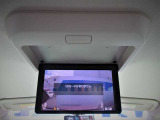 後席用のTVモニターも装備しています。 後席の同乗者も退屈させません!