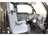 操作性に優れた運転席となります!小物入れや各ボタンの配置にこだわり、使いやすいです!座り心地もよく視認性も良好なのでロングドライブもお任せ下さい!