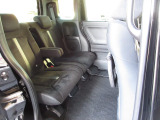 前席との距離や荷室長を左右で別々に調節できるスライドシートを標準装備しております。操作は荷室側からも行なえ、19CMのスライドができます。