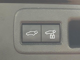 【パワーバックドア】スマートキーや運転席のボタンを押すだけでリアゲートが自動で開閉します!荷物を持っている時や、高い位置にあるバックドアを閉める際に便利な機能です♪