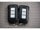 【スマートキー】キーをポケットやバッグに入れたまま車のドアの解錠・施錠、エンジンのON/OFFが行えます。