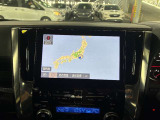 ディスプレイオーディオやカーナビは、現代のドライブにおいて欠かせない装備のひとつです。初めての場所でも迷いにくく、快適なルート案内で運転をサポートします。移動中のエンターテインメント性も高まります。