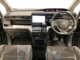 車内は光触媒抗菌消臭施工済です。スタイリッシュなデザインでスポーティなインパネ周りを演出します。グローブボックスやカップホルダーのほかにトレーなどたくさんの収納スペースが付いています。