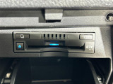 【ETC】有料道路を利用する際に料金所で停止することなく通過できる、ETC車載器(ノンストップ自動料金収受システム機器)が装備されています。セットアップを行うことで利用可能になります。