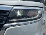 【LEDヘッドライト】悪天候や夜間走行時も良好な視界を確保し安心して運転できる高輝度LEDヘッドライトを装備!点灯速度が早く、消費電力も抑えられています。