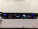 中央にデジタル表示のスピードメーターを配したハイブリット専用メーターになっています。左側のインフォメーション画面で燃費などの情報を確認できます。