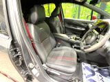 【専用スポーツシート】ホールド性に優れ、カーブ時の体が流れを抑制してくれます。また、体にフィットするから腰や背中が疲れにくく、ロングドライブや高速走行でも快適にお過ごしいただけます♪