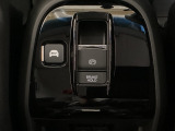 セレクトレバーの下に電子制御パーキングブレーキがあります。スイッチひとつで、停車した地点の傾斜などをシステムが検知・判断してブレーキ力を自動的に最適制御し、しっかり停車できるパーキングシステムです。