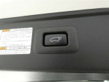 【電動バックドア】・・・スイッチひとつでバックドアを自動開閉できます。操作はスマートキー、室内コントロールスイッチ、バックドアのクローズスイッチで行えます。