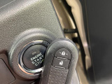 【スマートキー】カバンやポケットに入れたままでもドアの施錠・解錠が可能なスマートキーを装備。エンジンのオン・オフ時もカギを取り出す必要が無いからとっても便利です♪