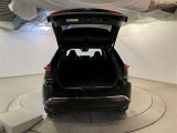 バックドアを上げた状態です。シートのアレンジ次第で荷室のスペースが広くなります!用途に合わせて快適な室内を!