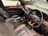 ステアリングを握ればJeepワールドが目の前に広がります。
