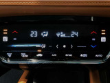 オートエアコンは左右席で独立温度コントロールが可能です。運転席はキンキンに冷やして助手席はマイルドにと言った設定が可能です☆暑さ寒さでケンカすることもなくなりますね♪