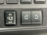 狭い所でも乗り降り楽々な片側ハンズフリー付きの両側電動スライドドアです!簡単にドアの開閉が出来る為女性やお年寄りにも優しく、荷物で手が塞がった時なども大変便利です!