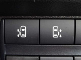【両側電動スライドドアスイッチ】スマートキーや運転席のスイッチでスライドドアの開閉が可能♪電動なので力を入れてドアを開ける必要が無く小さいお子様でも、重い荷物を持っている時でもラクに開け閉めできます