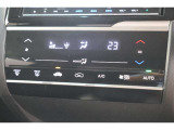 フルオートエアコンが装備されています!お好みの温度設定をするだけでエアコンの風量やモードの切り替えを自動でコントロールしてくれます!ユーザーの操作が少なく燃費走行にもつながります!