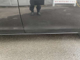 運転席ドア真ん中ぐらいにキズ有ります