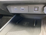置くだけ充電機能やUSBポート付きで携帯の充電に便利。