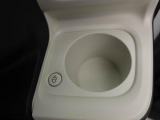 ホットドリンクをちょうどいい温度でキープしてくれる保温機能付きのホッとカップホルダー(前席)。ほっこり快適にドライブをサポート。