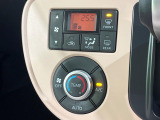 【オートエアコン】一度お好みの温度に設定すれば、車内の温度を検知し風量や温度を自動で調整。暑い&hellip;寒い&hellip;と何度もスイッチ操作をする必要はありません。快適な車内空間には必須の機能ですね♪