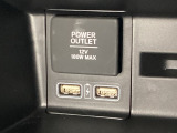 助手席前には横長のトレーとアクセサリーソケットがついています。その下に充電可能なUSB端子が2個ついていますので、手前のトレーにスマートフォンを置いて移動中でも充電できるので便利です。