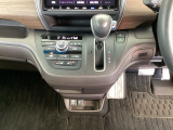 足元スッキリ、インパネシフトです。パーキングブレーキはフットブレーキタイプなので、運転席と助手席の間がスッキリしています。