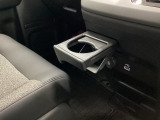 運転席からも助手席からも自由に使えるドリンクホルダーもついております。足元部分にはちょっとした小物を入れるのに便利な収納BOXもあります。
