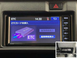 ナビ連動ETC付きです。高速道路料金所での小銭の出し入れや雨天時における窓の開け閉めなどの煩わしさが解消できます。料金所の通過もスムーズで快適ですよ。☆使用履歴表示や音声案内もしてくれます☆