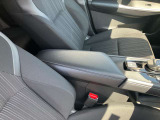 運転席と助手席の間にリッド付きの小物入れが装備されています。
