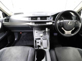 上質で落ち着いた印象のインパネ。視界も広々で運転しやすいです。