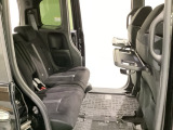 運転席・助手席の背もたれには、2列目シート用にカップホルダー付きの「格納式のシートバックテーブル」を装備しています。休憩時のちょっとした時間などカップを置いたり、小物置きに使えて便利です。