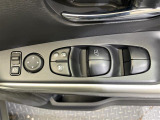 【電動格納ミラー】運転席のスイッチで、ドアミラーの開閉や角度の調整ができます。