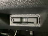 ハンドルの右下にETCがついています。高速道路の料金所の通過も楽々です!。 カードの取り出しもしやすい場所についています。