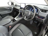 シンプルで使いやすいデザインの運転席です。