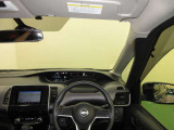 ドライバー目線で、使いやすく安全操作性と良好な視界を実現した運転席です。
