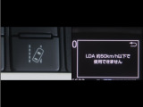 レーンディパーチャーアラートとは車線、又は走路からの逸脱の可能性をブザーにて警告します。