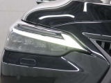 LEDヘッドランプにはアダプティブハイビームシステム「AHS」を採用。光検出カメラで車両検出をし、先行車や対向車に直接ハイビームを当てないように部分遮光します。