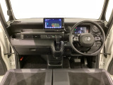 車内は光触媒抗菌消臭施工済です。スタイリッシュなデザインで暖かみのあるインパネ周りを演出します。グローブボックスやカップホルダーのほかにトレーなどたくさんの収納スペースが装備されています。
