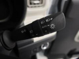 【オートライト】 周囲の明るさに応じて、ヘッドランプを自動的に点灯・消灯します。また、エンジン切ると、ヘッドランプを自動的に消灯し、バッテリー上がりを防ぐヘッドランプ自動消灯システム付きです。