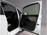 運転席・助手席ドアは開口範囲が広く、とても乗りやすいですよ!収納スペースもあります!