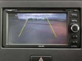 カラーで後方映像をモニターに映し出してくれるので、ショッピングモールのような狭い駐車場であったとしても障害物を見つけ、楽々駐車することができますね。