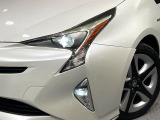 【LEDヘッドライト】悪天候や夜間走行時も良好な視界を確保し安心して運転できる高輝度LEDヘッドライトを装備!点灯速度が早く、消費電力も抑えられています。