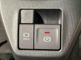 指先だけで簡単に操作が可能な電動パーキングブレーキを採用。「HOLD」スイッチを押すと、渋滞や信号待ちなどでブレーキペダルから足を離しても、ブレーキを保持するので安心です