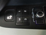 【メモリー機能】最大3名様まで、シートポジションを記憶していただきます。自分のポジションを素早く戻せるのはとても助かる機能ですね。