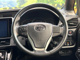 インテリアに合わせたデザインのステアリングは、運転される方のことも考え、運転しやすい形状、大きさです。是非一度、実際に触ってお確かめください。