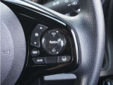 【アダプティブクルーズコントロール】ステアリングのスイッチを操作するとミリ波レーダーで先行車との距離を測定。設定を適切に保ちながら加速・減速、さらに停止まで自動に追従します。