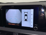 パノラミックビューモニターシステムが付いているので車の上から見た映像が確認できますよ。 一目で車両周辺の情報を確認できますが、直接安全をご確認下さい。